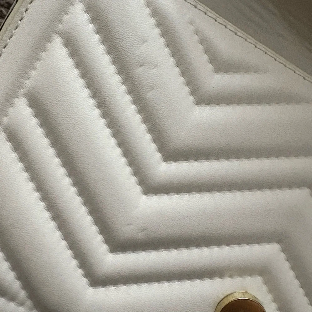 Crème Clutch with Gold chain - Picture 4 of 7